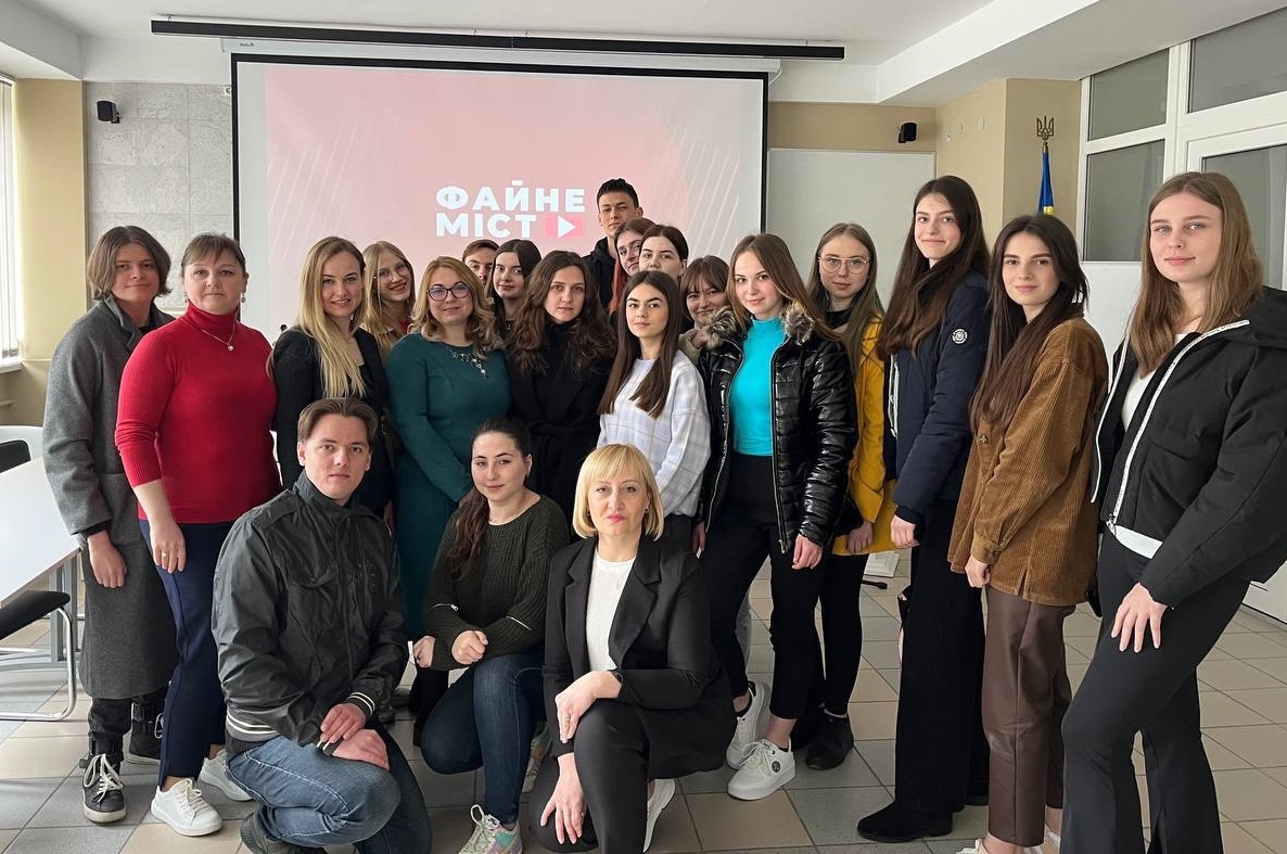 Студенти-журналісти та викладачі із Марією Пачковською
